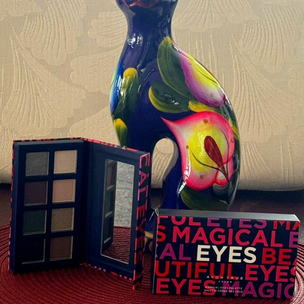 Avon | True Color | Magical Eyes Palette | 8 Eyeshadows